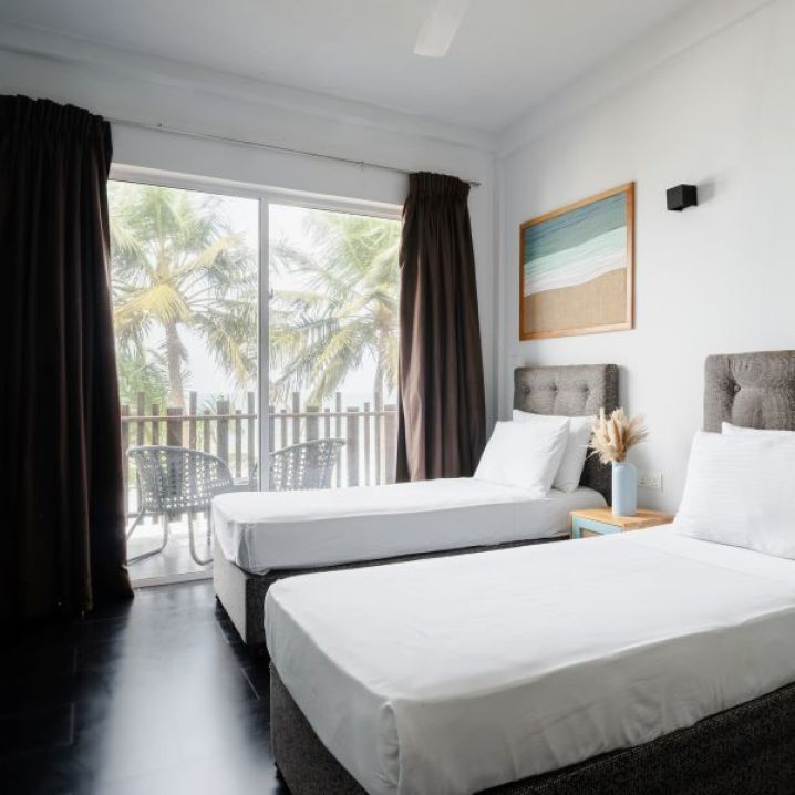 Moi Induruwa - Deluxe Twin 1